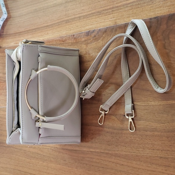 NWOT Crossbody purse with attachable strap - Picture 5 of 9